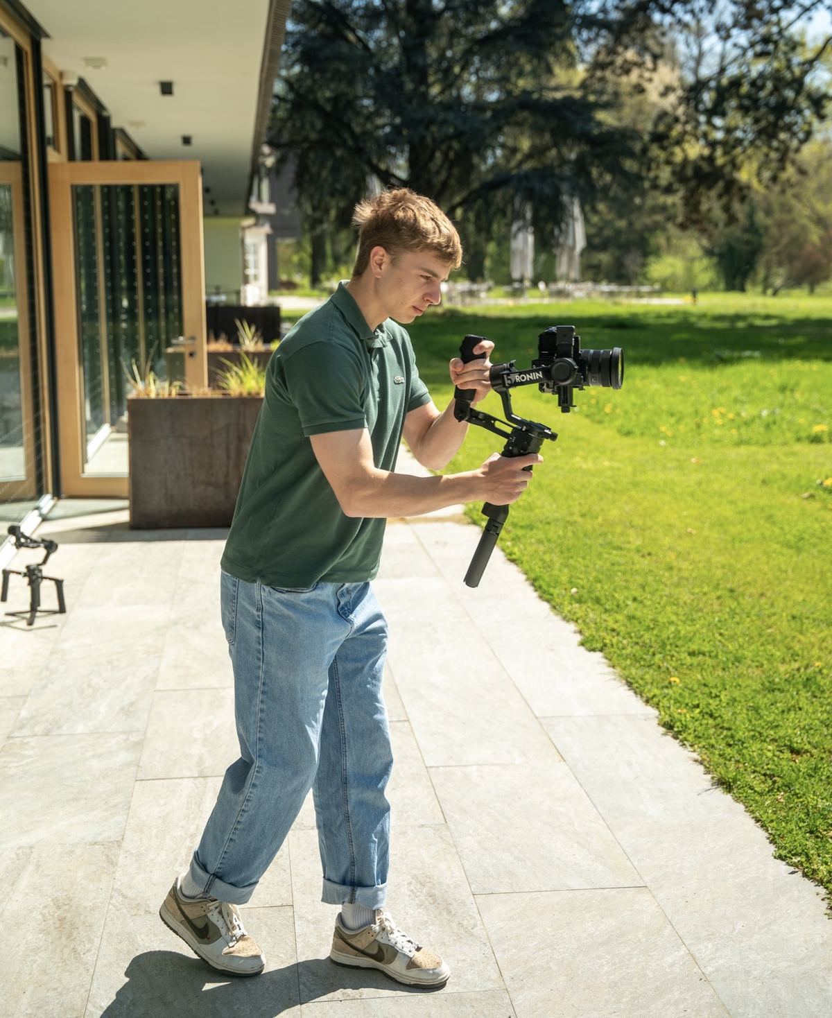 Luis bei der Arbeit mit Kamera und Gimbal